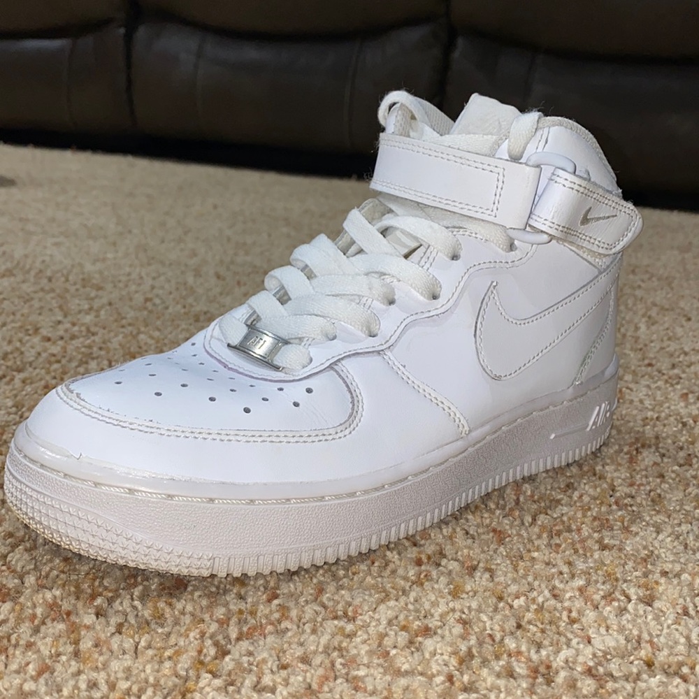 Nike AF1 Size 6Y. I’m a size 8 women’s and they fit me perfectly.
